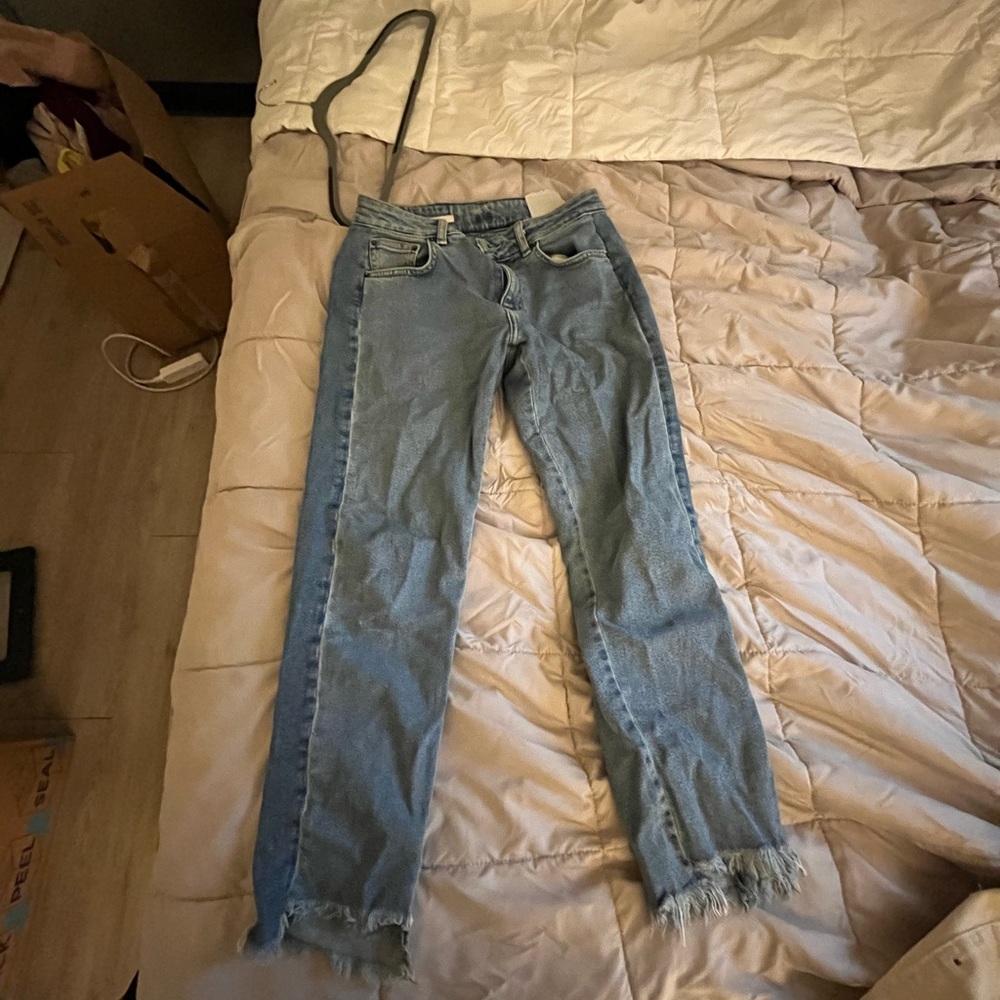 Relaxed cropped Bershka jeans with two tone side detailing